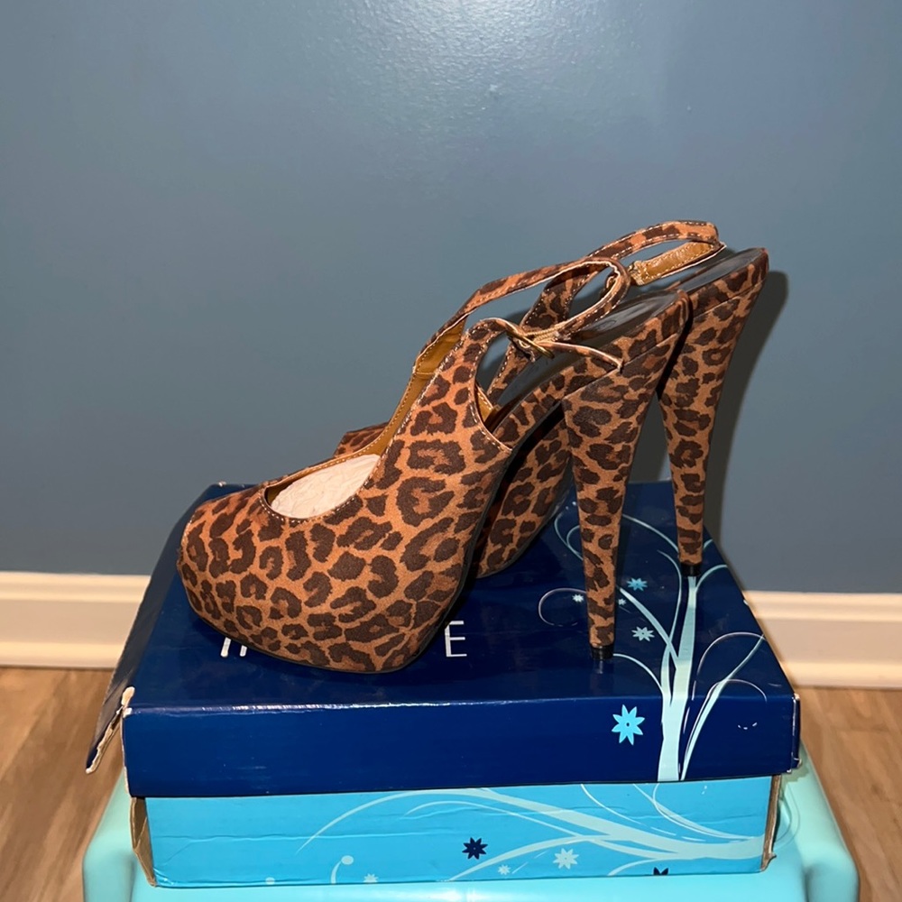 Rouge heels